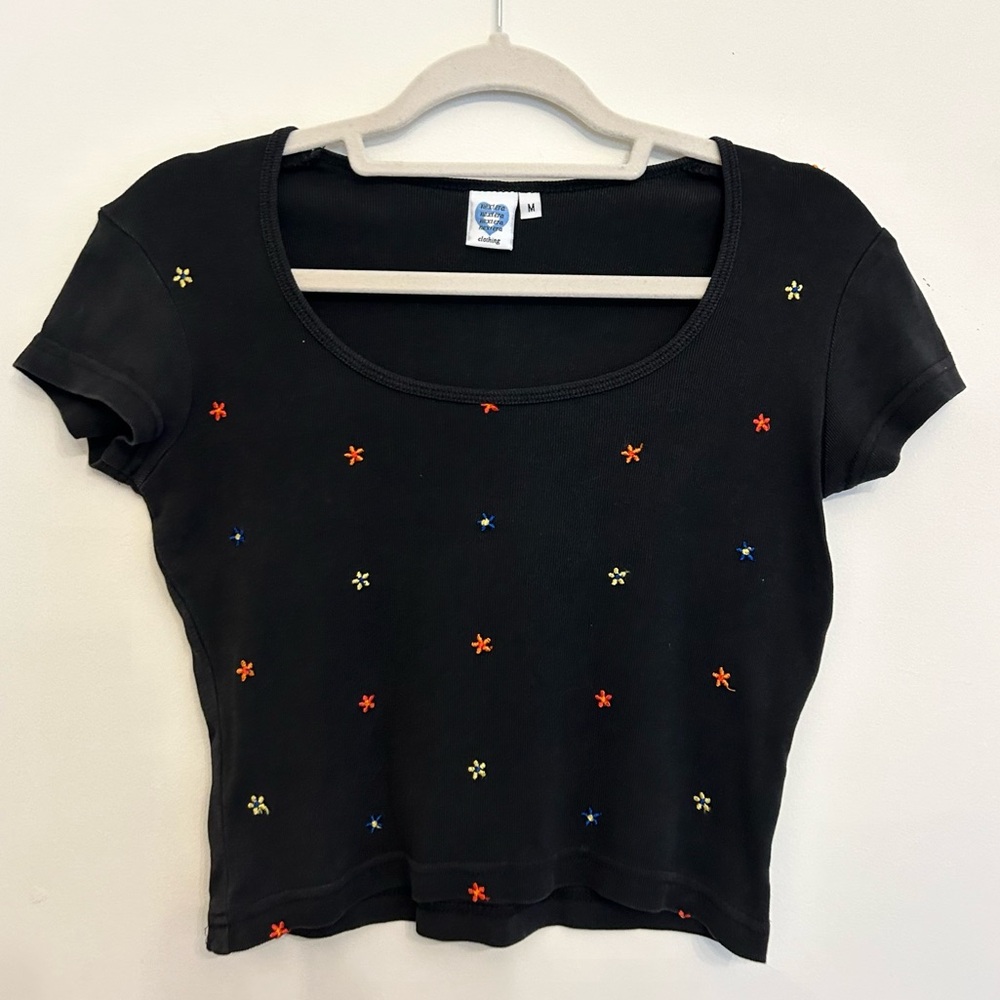 CROPPED BLACK FLOWER EMBROIDERED VINTAGE T-SHIRT - MEDIUM